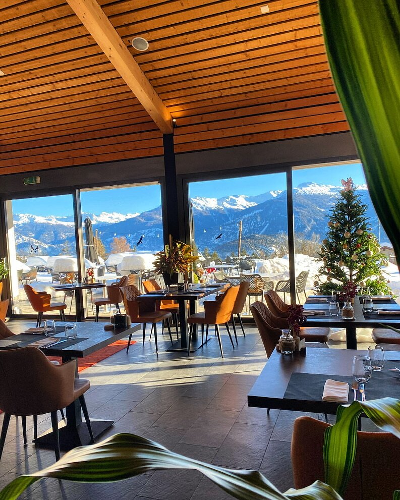 Terrasse avec vue sur les montagnes au Woodland Camping Valais